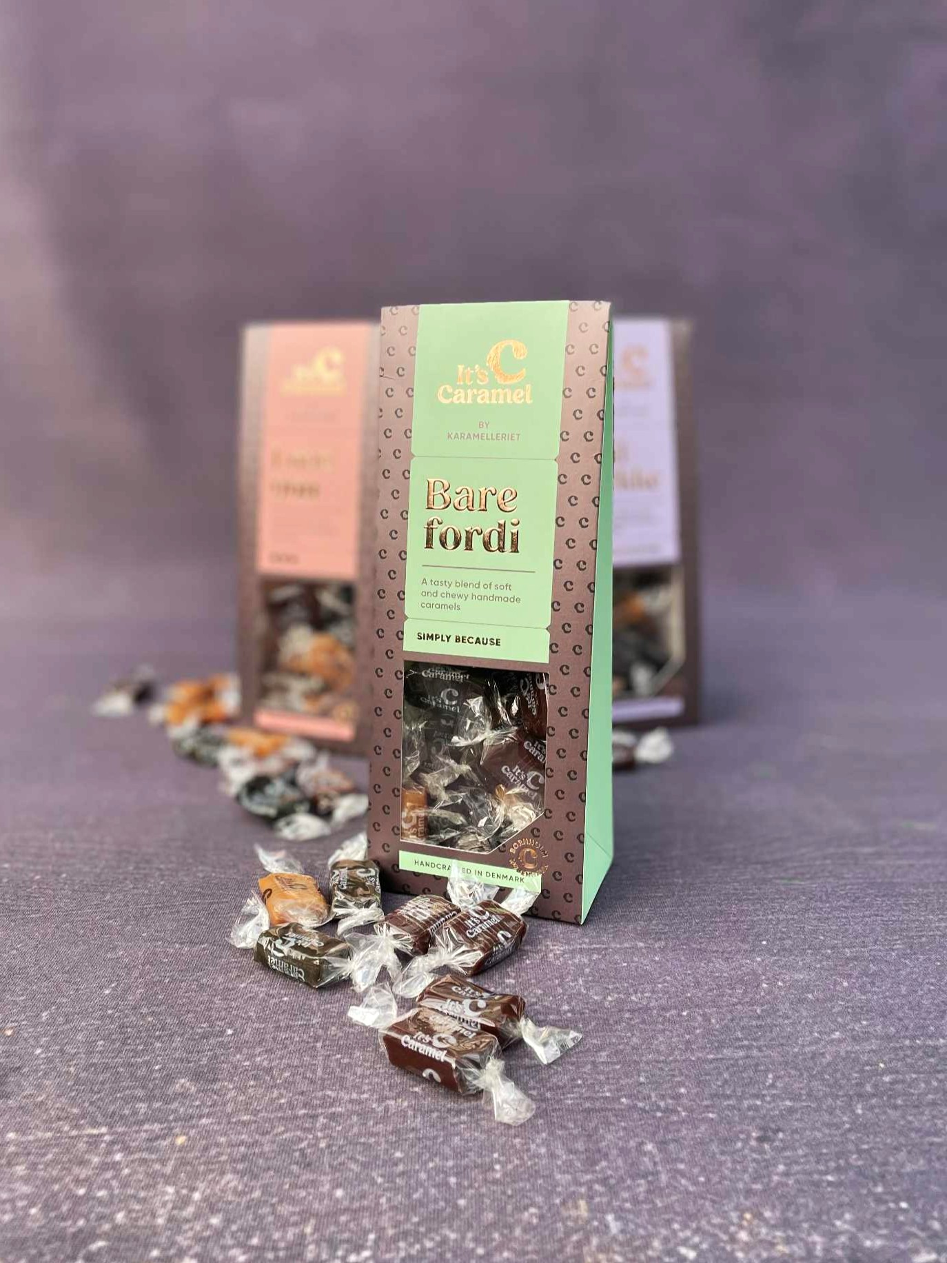 Tre smagsvarianter fra Its caramel står i forskellige æsker med flødekarameller i. 