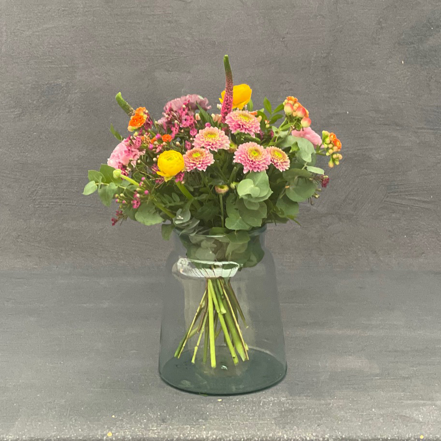 Buketten "Den lille vilde" i lyse og farverige forårsnuancer. 