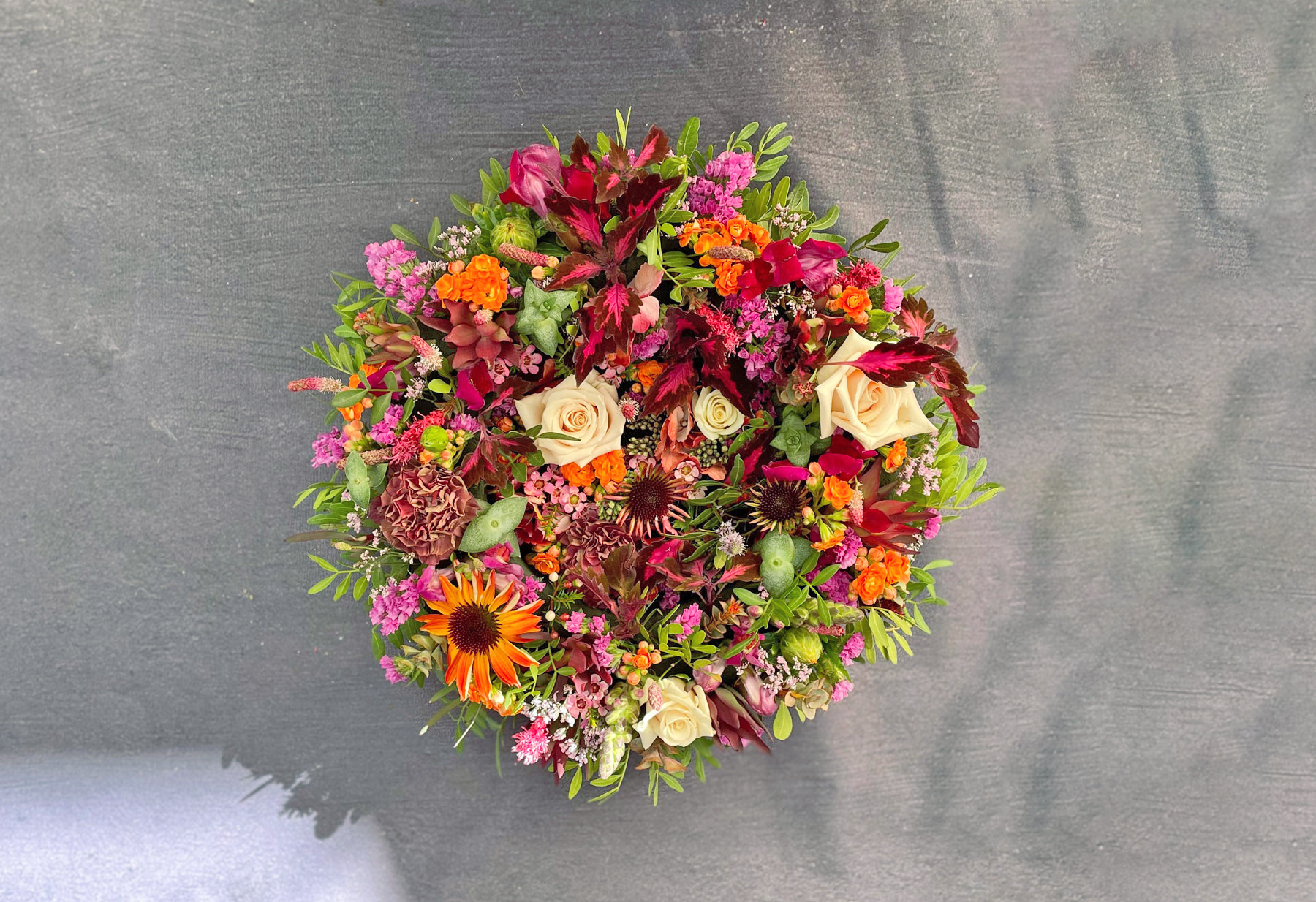 Oasis pude med blomster i friske og stærke farver.  