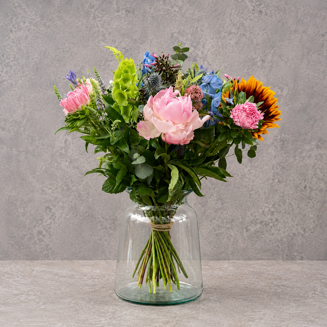 Sød Sommer buket bundet med lyse og farverige sæsonblomster. 