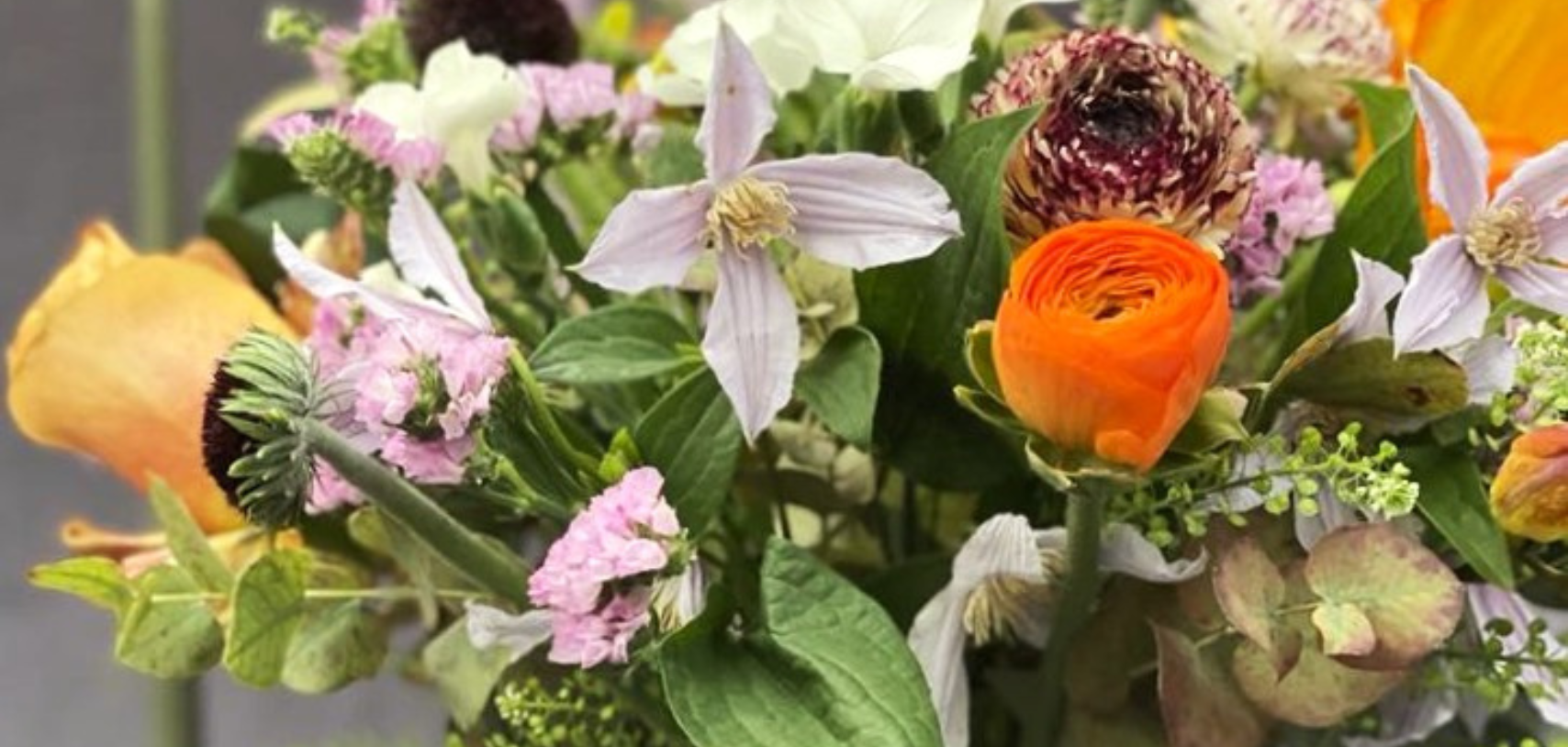 Tætbundet buket i mix farver. 