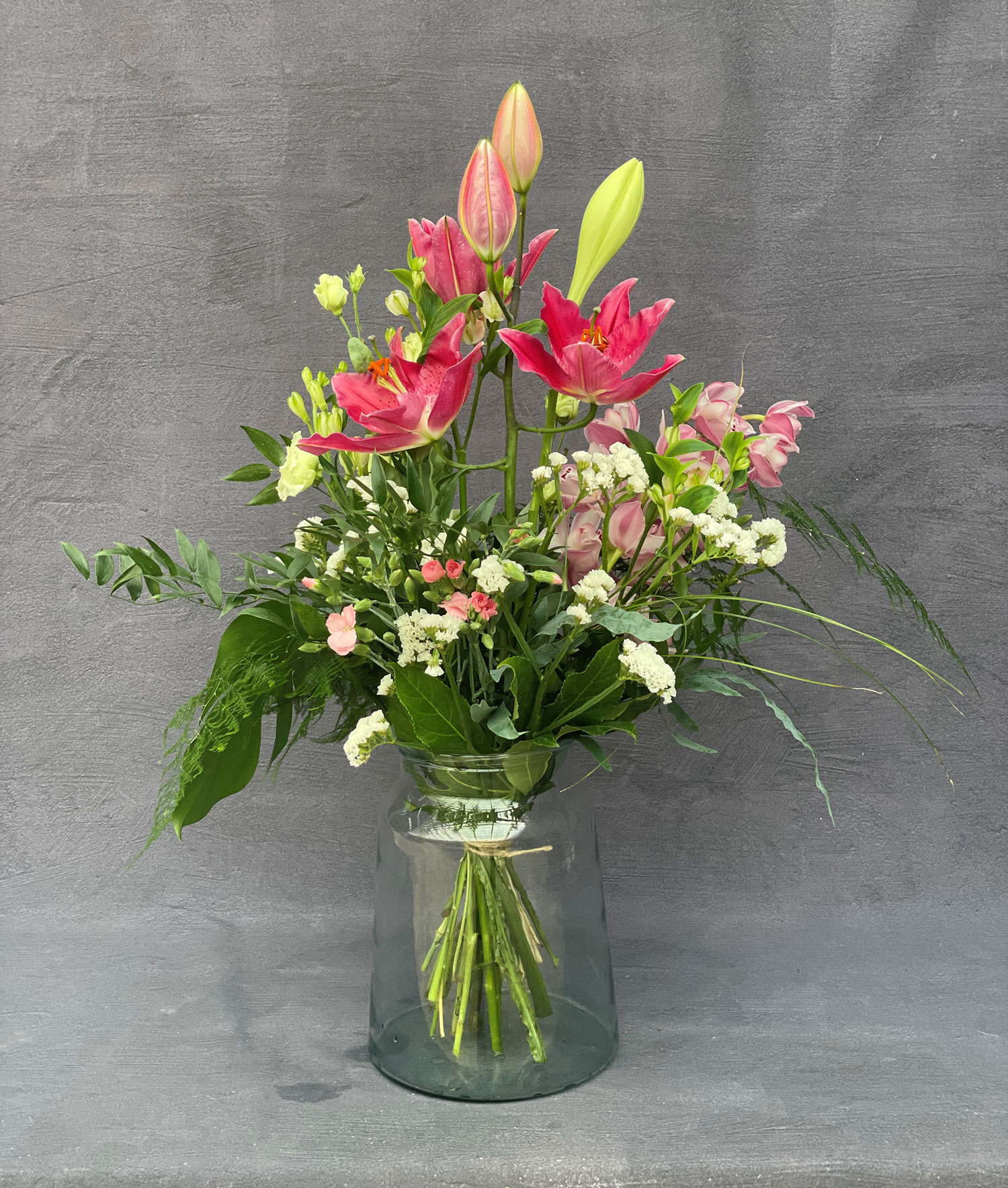 Høj buket med store blomster i lyserøde, hvide og lyse vinternuancer.