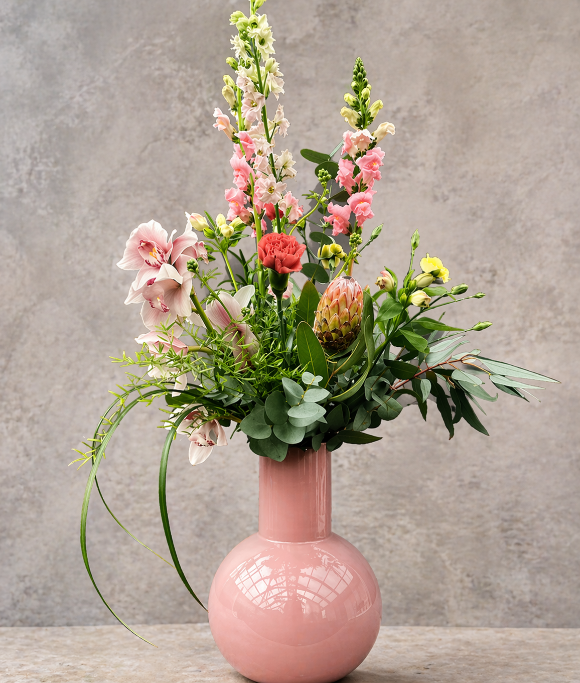 Elegant Mors Dag buket med lyserøde, hvide og grønne blomster i moderne vase – håndbundet af Acacia Blomsterkunst.