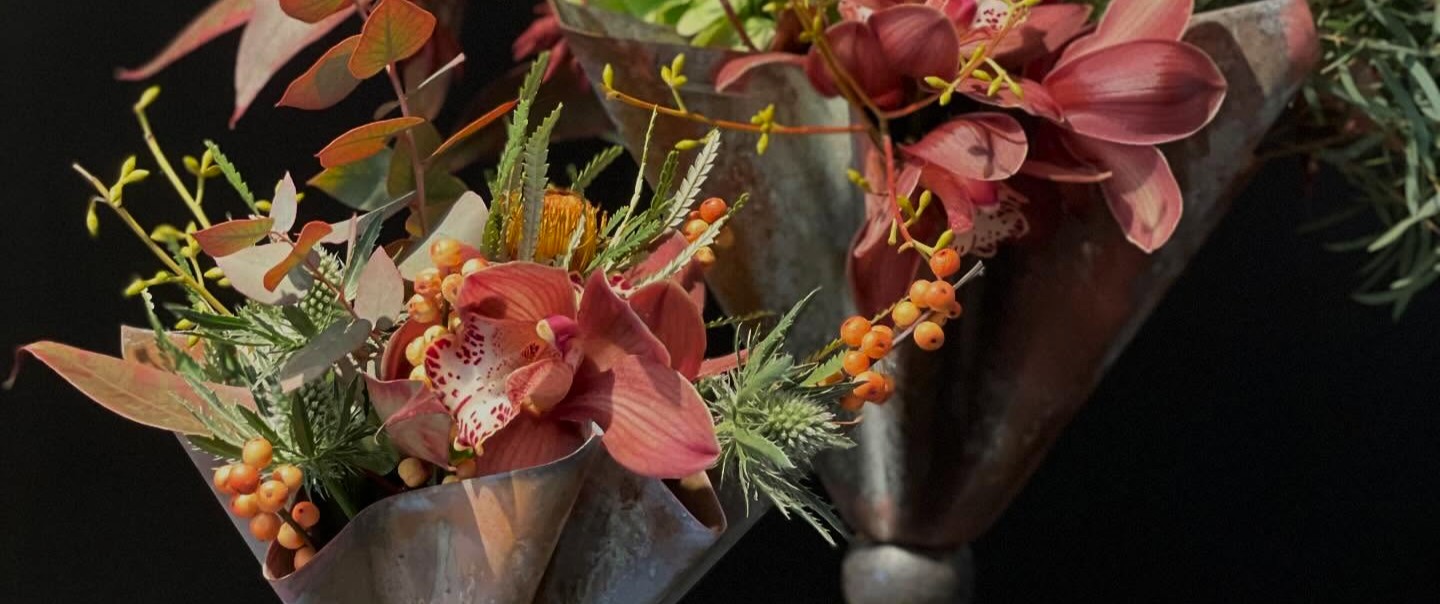 Vaser i metal pyntet med efterårsblomster. 