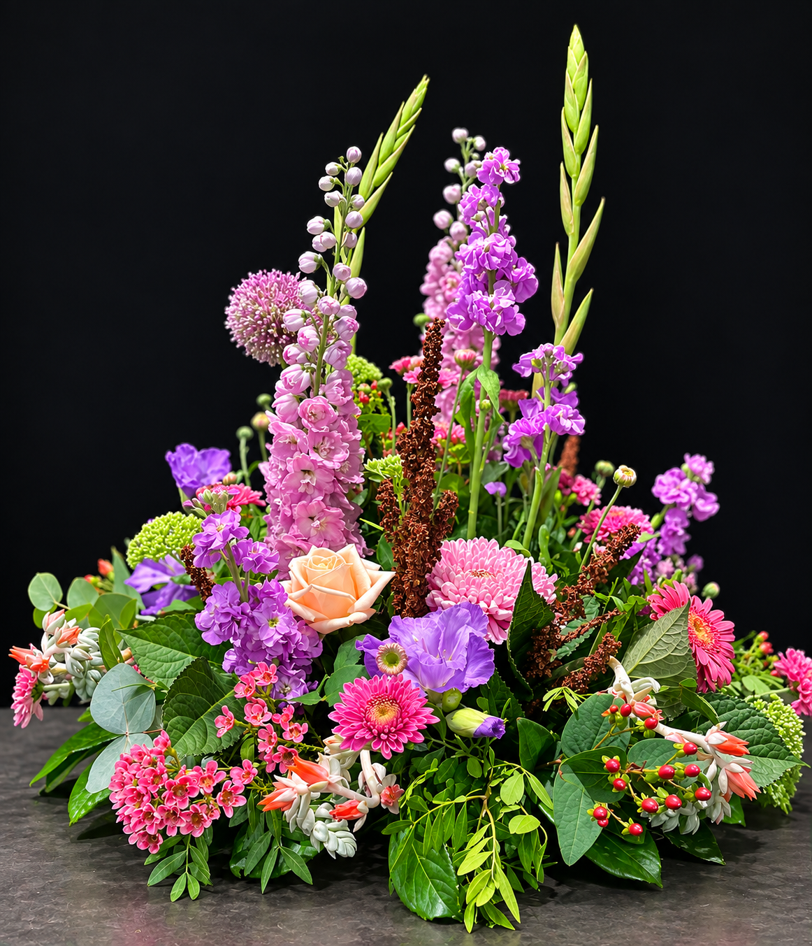 Luftig og elegant begravelsespude med friske blomster fra Acacia Blomsterkunst