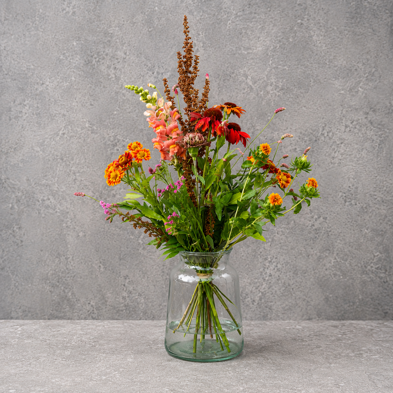 Høj og luftig buket bundet med farverige sommerblomster. 