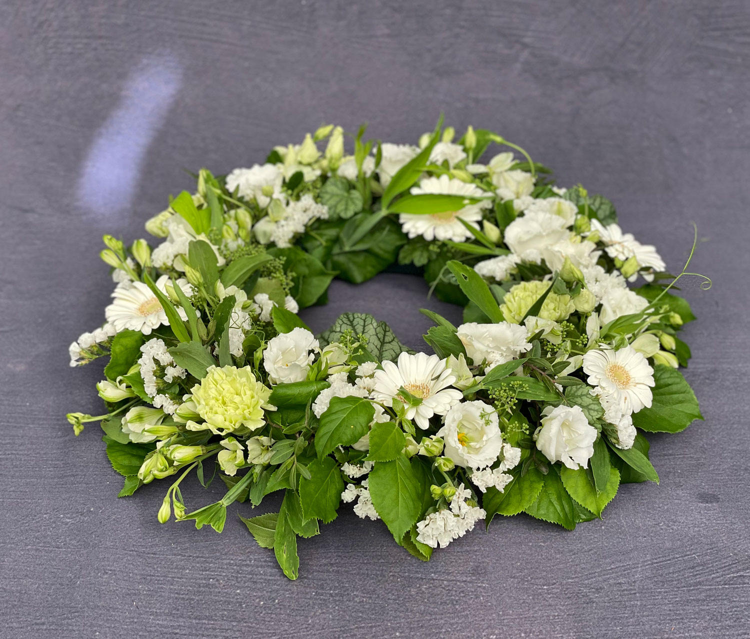 Begravelseskrans med blomster hvide vinterfarver. 